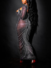 Mesh-Kleid mit transparenten Strasssteinen und langen Ärmeln